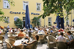Stuttgart Prints: People sitting at an outdoor cafe on Karlsplatz