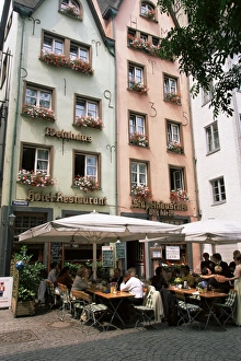Alt Stadt Prints: People sitting at an outdoor restaurant by the Fish