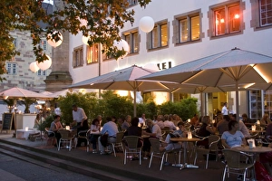 Stuttgart Prints: People sitting at an outdoors cafe