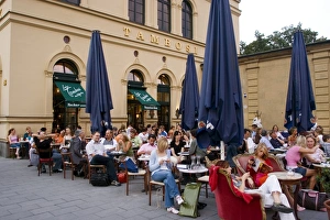 Munchen Prints: People sitting outside cafe Tambosi