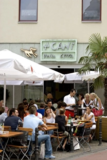 Cologne Prints: People sitting outside the popular 4 Cani Della Citta