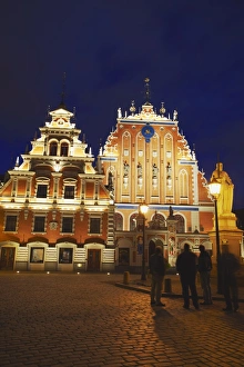 Images Dated 15th August 2009: People standing outside House of Blackheads in Town Hall Square (Ratslaukums)