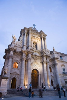 Syracuse Prints: People strolling in front of the cathedral in the evening