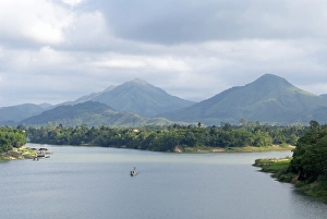 Images Dated 15th May 2008: Perfume River, Hue, Vietnam, Indochina, Southeast Asia, Asia