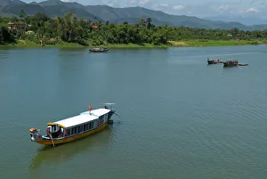 Images Dated 15th May 2008: Perfume River, Hue, Vietnam, Indochina, Southeast Asia, Asia