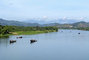 Images Dated 15th May 2008: Perfume River, Hue, Vietnam, Indochina, Southeast Asia, Asia