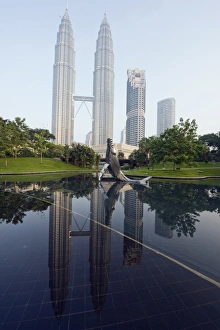 Images Dated 4th September 2009: Petronas Towers, Kuala Lumpur, Malaysia, Southeast Asia, Asia