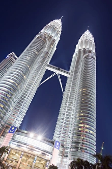 Images Dated 26th September 2009: Petronas Towers, Kuala Lumpur, Malaysia, Southeast Asia, Asia