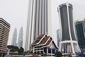 Images Dated 5th September 2009: Petronas Towers and Tabung Haji Building, designed by Hijas Katsuri, Kuala Lumpur