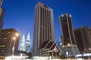 Images Dated 5th September 2009: Petronas Towers and Tabung Haji Building, designed by Hijas Katsuri, Kuala Lumpur