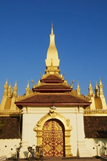 Images Dated 26th December 2010: Pha That Luang, symbol of the Laos sovereignty, Buddhist religion and the city of Vientiane