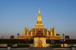 Images Dated 26th December 2010: Pha That Luang, symbol of the Laos sovereignty, Buddhist religion and the city of Vientiane