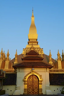 Images Dated 26th December 2010: Pha That Luang, symbol of the Laos sovereignty, Buddhist religion and the city of Vientiane