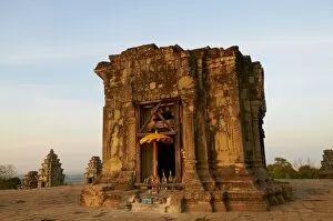 Images Dated 30th December 2010: Phnom Bakheng temple at sunset, Angkor, UNESCO World Heritage Site, Siem Reap