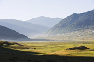 Images Dated 1st October 2009: Phobjikha Valley, Bhutan, Himalayas, Asia