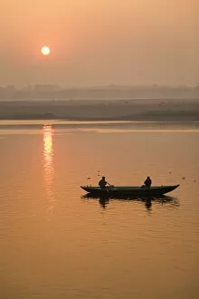 Images Dated 2nd February 2008: A photographer takes a photo from a rowing boat on the Ganga (Ganges) River at Varanasi