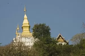 Images Dated 6th January 2008: Phu Si Stupa, Luang Prabang, Laos, Indochina, Southeast Asia, Asia