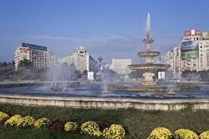 Images Dated 26th September 2006: Piata Unirii fountain with the Palace of Parliament building behind, Piata Unirii