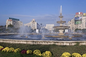 Images Dated 26th September 2006: Piata Unirii fountain with the Palace of Parliament building behind, Piata Unirii