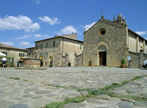 Monteriggioni Prints: Piazza and church