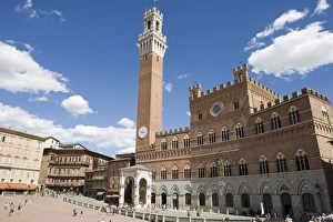 Images Dated 8th August 2005: Piazza del Campo with Palazzo Pubblico, UNESCO World Heritage Site, Siena
