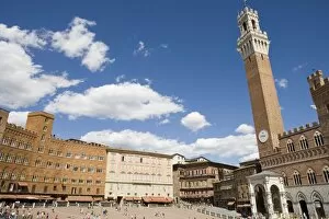 Images Dated 8th August 2005: Piazza del Campo with Palazzo Pubblico, Sienna, Tuscany, Italy