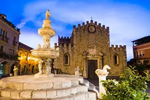 Piazza del Duomo at night, with the Church of San Nicola (Fortress Cathedral) and famous fountain, Taormina, Sicily, Italy, Europe