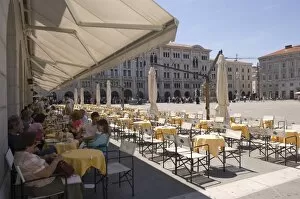 Images Dated 30th June 2007: Piazza dell Unita d Italia, Trieste, Friuli-Venezia Giulia, Italy, Europe