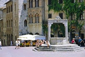 San Gimignano Prints: Piazza della Cisterna