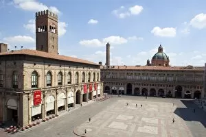 Images Dated 16th August 2011: Piazza Maggiore and Podesta Palace, Bologna, Emilia Romagna, Italy, Europe