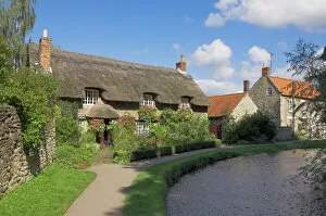Thatch Collection: Picturesque thatched cottage at Thornton-le-Dale, North Yorkshire Moors National Park