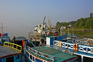 Images Dated 28th December 2007: Pier for the leaving boats to the swampy areas and waterways of the Sundarbans