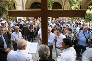 Images Dated 14th September 2007: Pilgrims on the Via Dolorosa, Jerusalem, Israel, Middle East