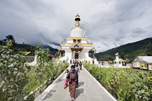 Images Dated 6th October 2009: Pilgrims at the National Memorial Chorten, Thimphu, Bhutan, Asia