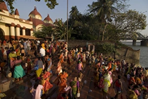 Images Dated 13th April 2009: Pilgrims taking a ritual bath at a Kali temple on the river banks of the Hoogly river