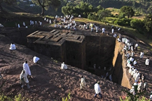 Pilgrims wearing traditonal gabi (white shawl) at festival at rock-hewn monolithic church of Bet Giyorgis (St. George s), roof shaped like a Greek cross, Lalibela, UNESCO World Heritage Site