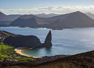 Bartolome Island Collection: Pinnacle Rock, elevated view, Bartolome Island, Galapagos, Ecuador