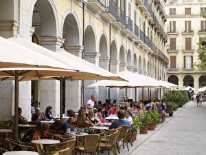 Outdoor Seating Prints: Placa de la Independencia, Girona, Catalonia, Spain, Europe