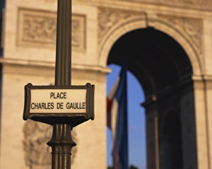 Place Charles de Gaulle street sign and the Arc de Triomphe, Paris, France, Europe