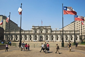 Images Dated 18th February 2005: Plaza de La Constitucion and the Palacio de La Moneda, formerly a colonial mint