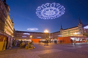 Images Dated 15th December 2008: Plaza Mayor at Christmas time, Madrid, Spain, Europe