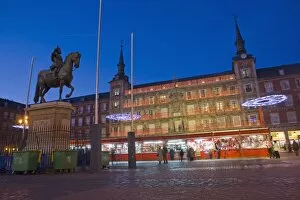 Images Dated 15th December 2008: Plaza Mayor at Christmas time, Madrid, Spain, Europe