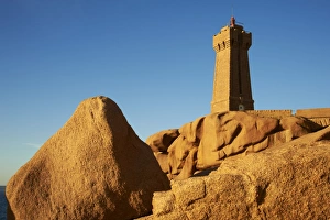 Pointe de Squewel and Mean Ruz Lighthouse, Men Ruz, Ploumanach, Cote de Granit Rose, Cotes d Armor, Brittany, France, Europe