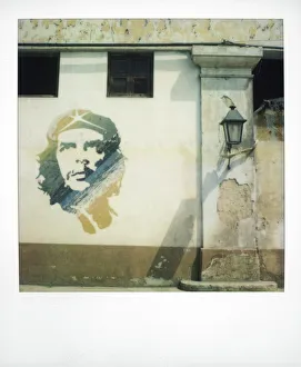 Che Guevara Prints: Polaroid of mural of Che Guevara painted on wall, Havana, Cuba, West Indies