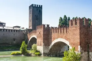 Ponte Scaligero, bridge outside Castelvecchio fortress, River Adige, Verona, UNESCO World Heritage Site, Veneto, Italy, Europe