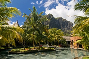 Images Dated 10th September 2008: The pool of the Beachcomber Dinarobin six star hotel with Mont Brabant in the background