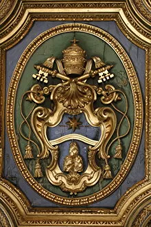 Images Dated 7th April 2007: Popes coat of arms in San Clemente basilica, Rome, Lazio, Italy, Europe