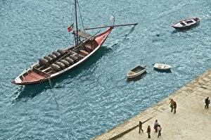 Images Dated 4th October 2009: Port wine barges on the Douro River, Oporto, Portugal, Europe
