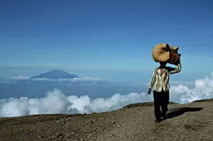Images Dated 25th February 2008: Porter with Mount Meru in background, Kilimanjaro National Park, Tanzania