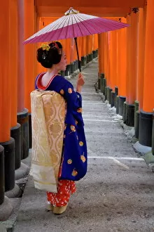 Pillar Collection: Portrait of a geisha holding an ornate umbrella at
